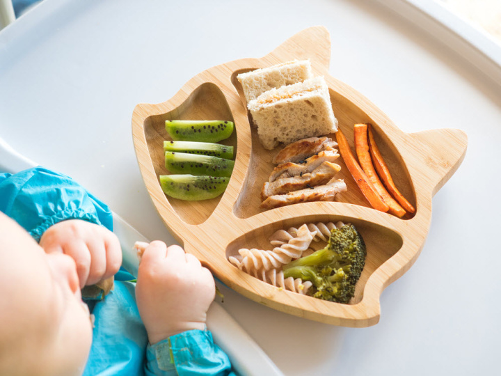 Bebé comiendo alimentación variada.