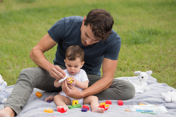 Padre e hijo juegan en el exterior.