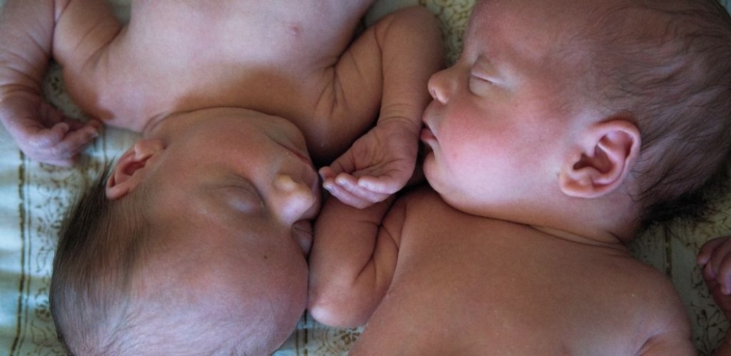 dos bebés durmiendo juntos.