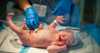 Un nouveau-né prématuré en unité de soins intensifs néonatals