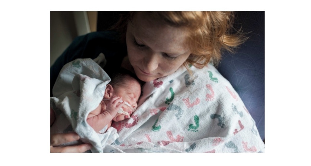 Un nouveau-né prématuré dans les bras de sa mère.