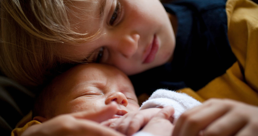 Un niño pequeño con su hermano recién nacido