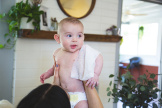 طفل حديث الولادة أثناء تنظيفه باستخدام المناديل المبللة WaterWipes XL Bathing Wipes