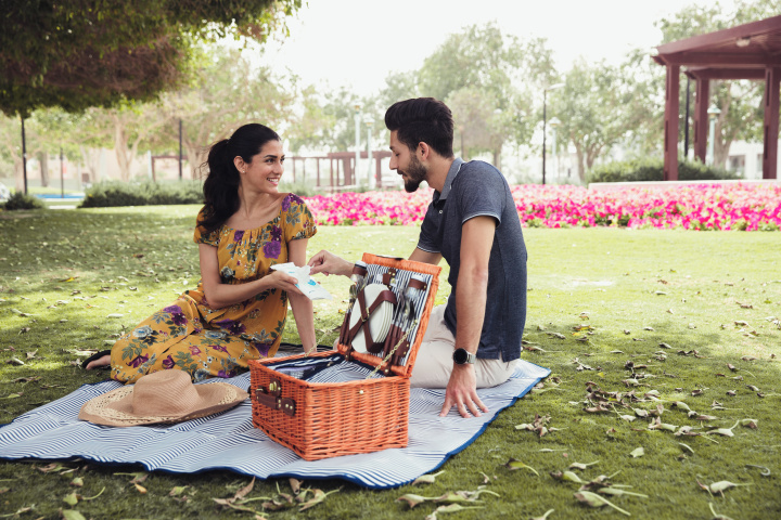 Pareja en un picnic.