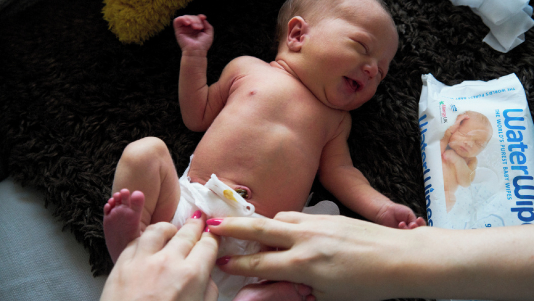 طفل حديث الولادة أثناء تغيير حفاضه