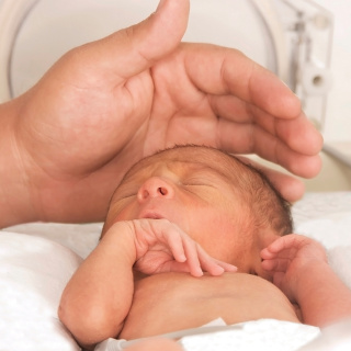 Soutenir les pères dont le bébé se trouve en unité de soins intensifs néonatals