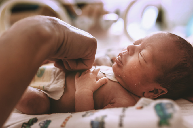 Protéger la peau des bébés prématurés pour leur santé