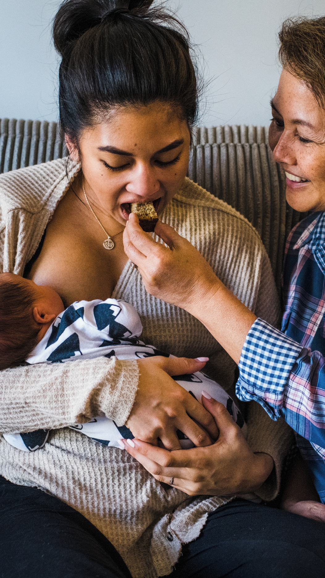 mujer con bebé comiendo.