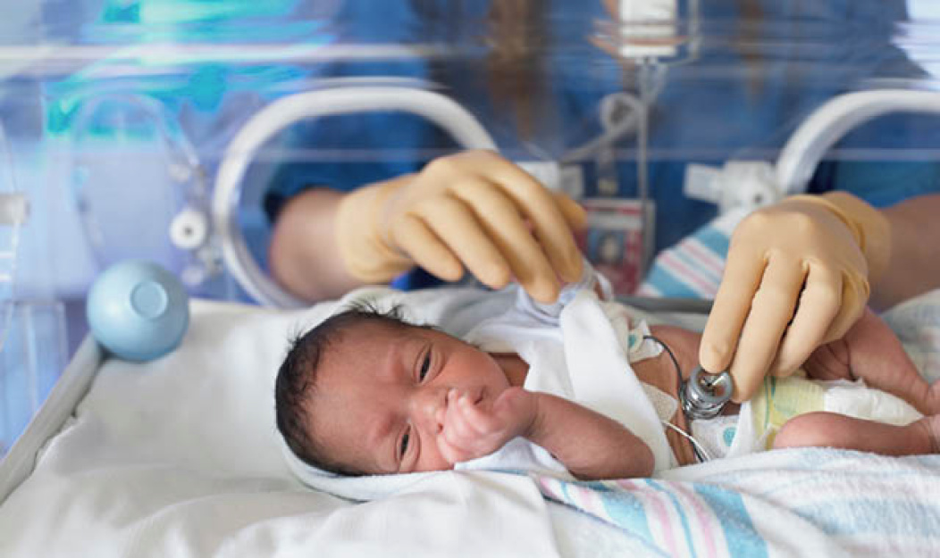 niemowlę w inkubatorze