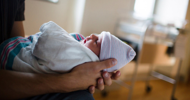 Baby mit Baby-Feuchttüchern