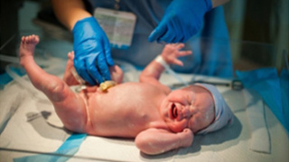un bébé pleure lors du nettoyage du cordon ombilical