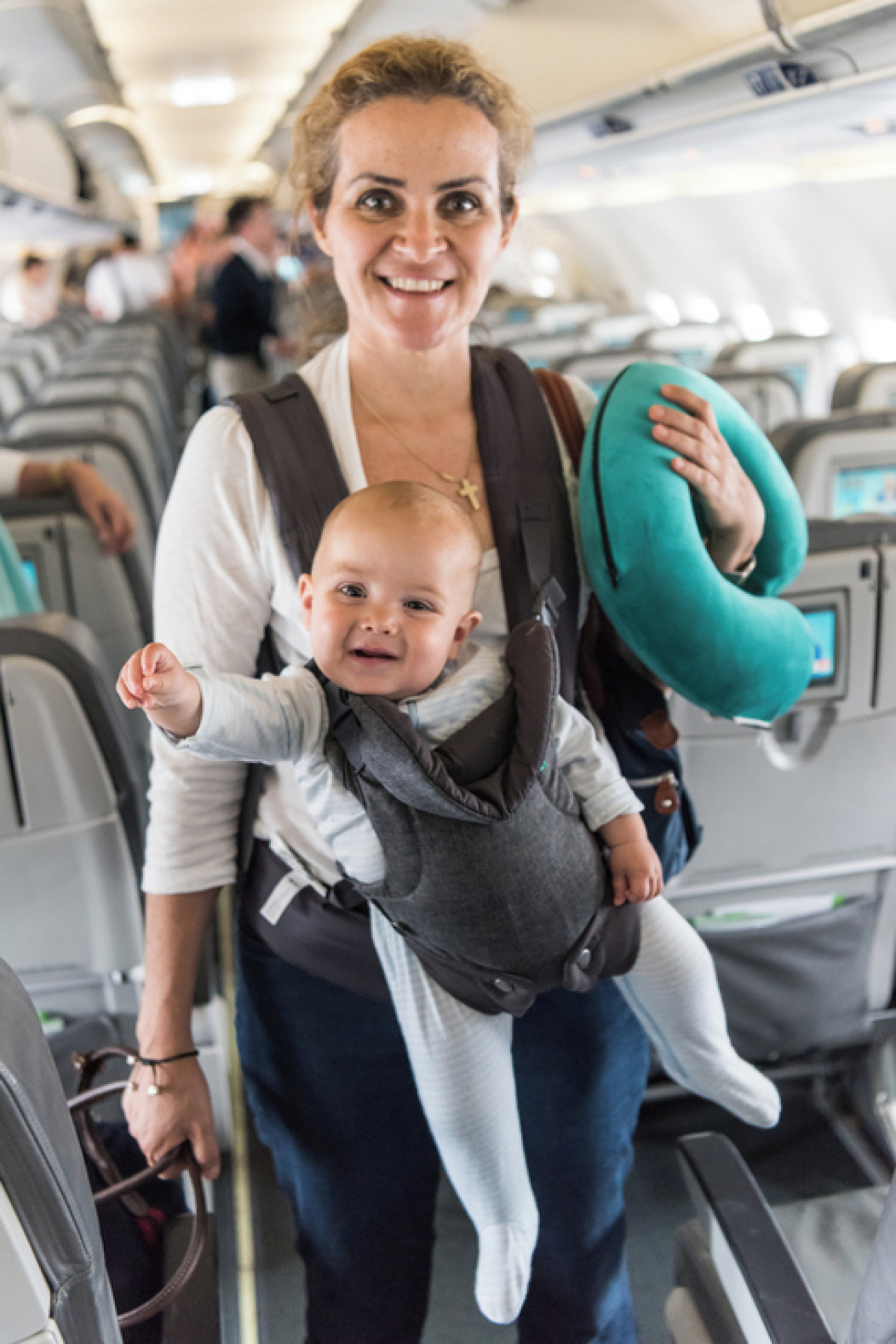 Mamá y bebé viajando en avión.