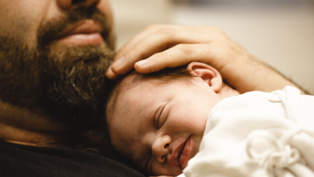 papa cargando a su bebe