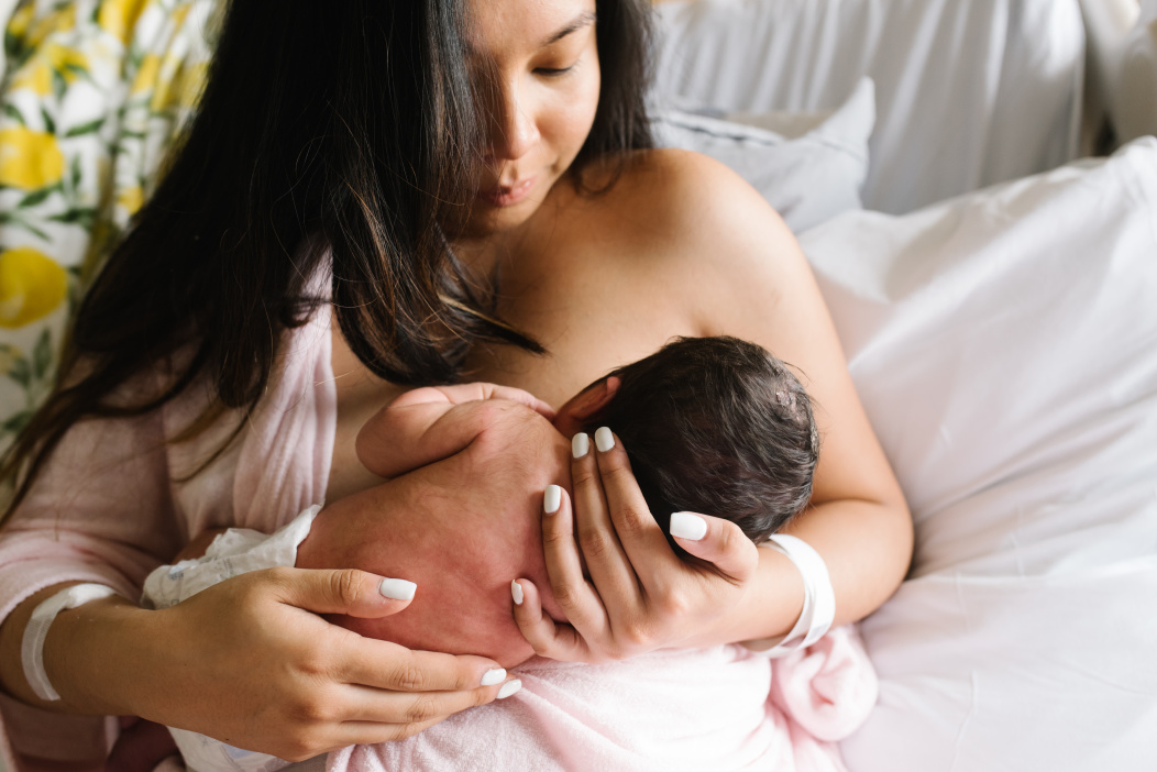 Eine Mutter stillt ihr neugeborenes Baby