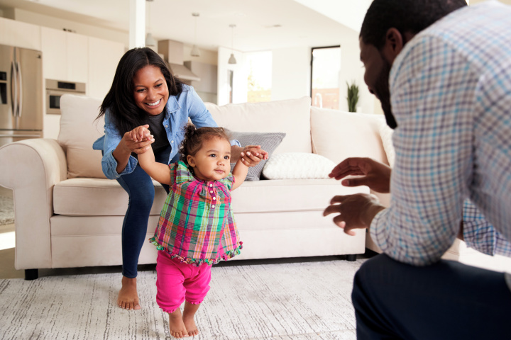 When do babies start walking? The stages from crawling to walking