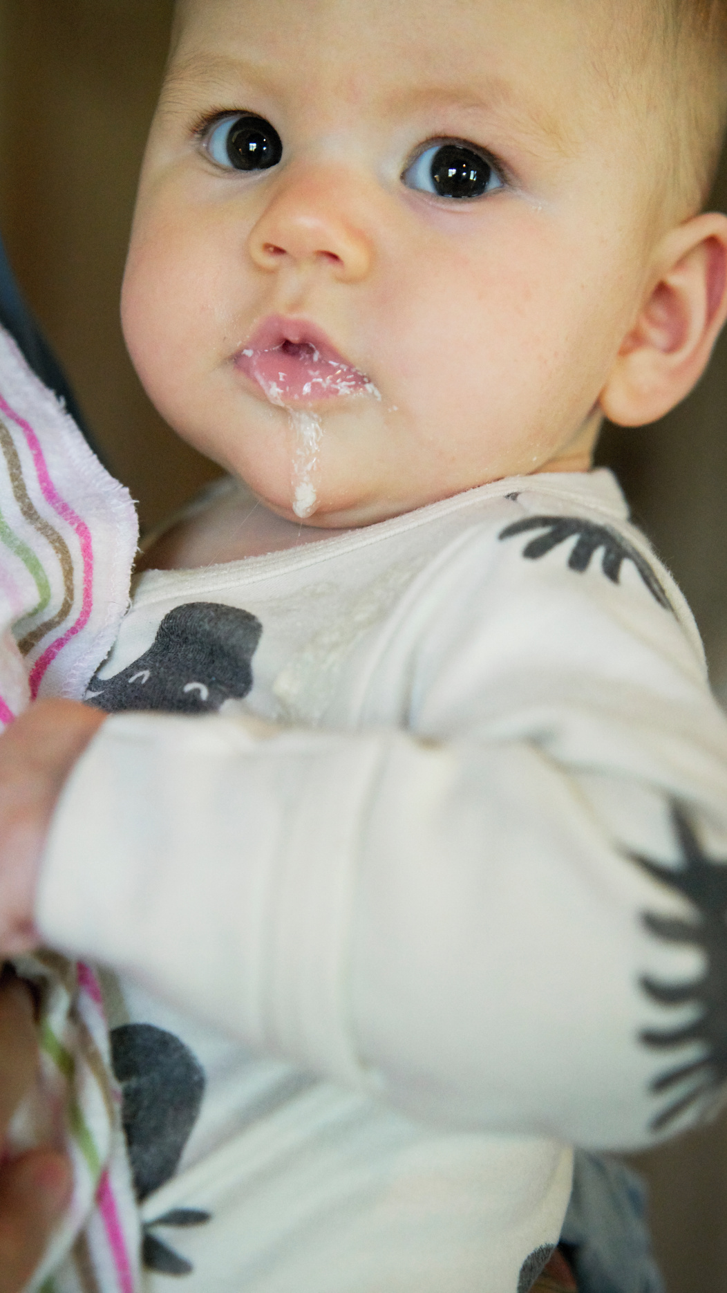 bebé con leche en la barbilla.