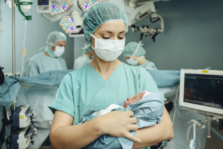 Enfermera con bebé