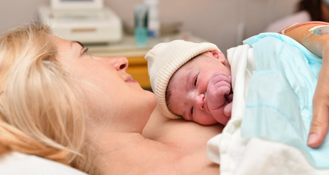 Un nouveau-né avec sa mère après une césarienne