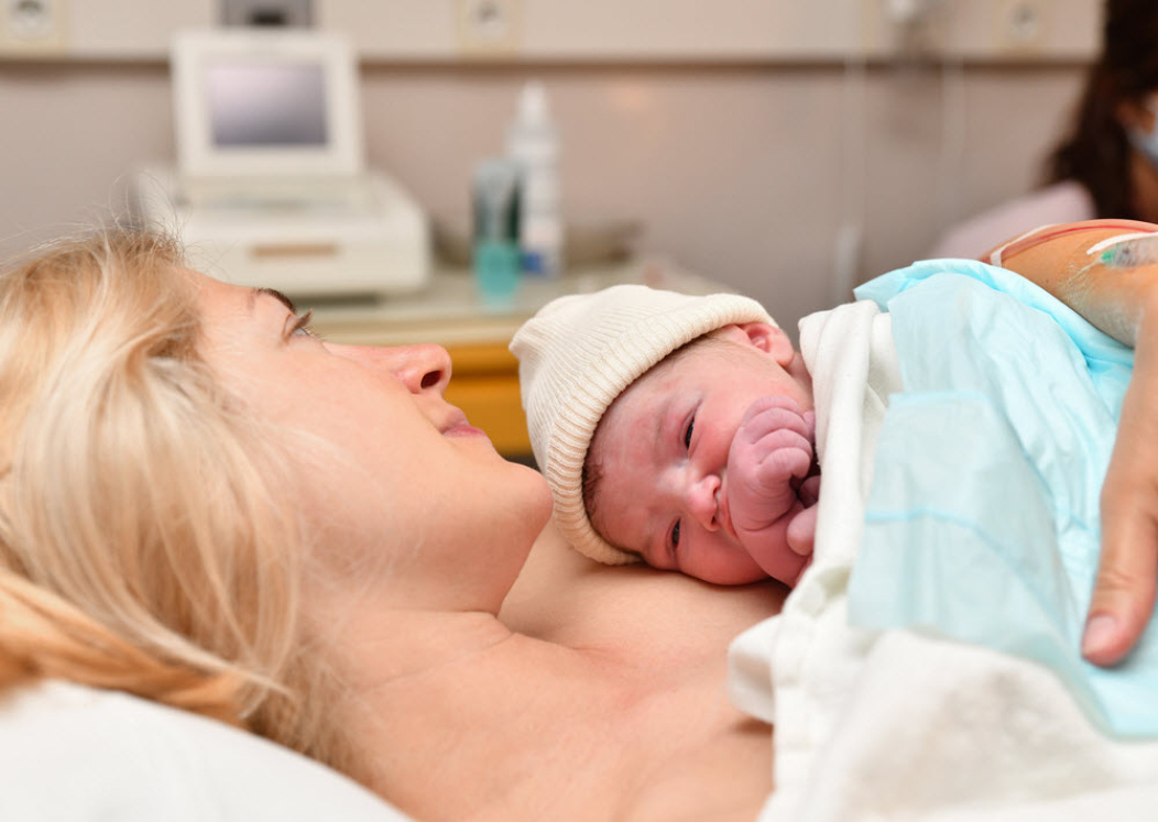 mamá con bebé recién nacido tras el parto